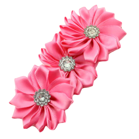 Κορδέλα για κορίτσια κάθε ηλικίας με 3 σατέν λουλουδάκια σε βαθύ ροζ χρώμα και διακοσμητικές πέτρες στο κέντρο τους.